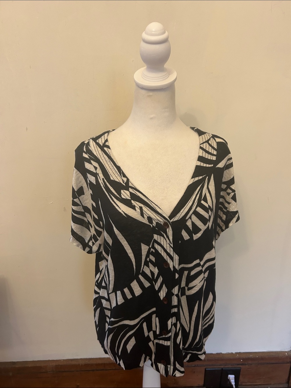 Tahari Black & White Patterned V-Neck Button Front blouse Size L EUC